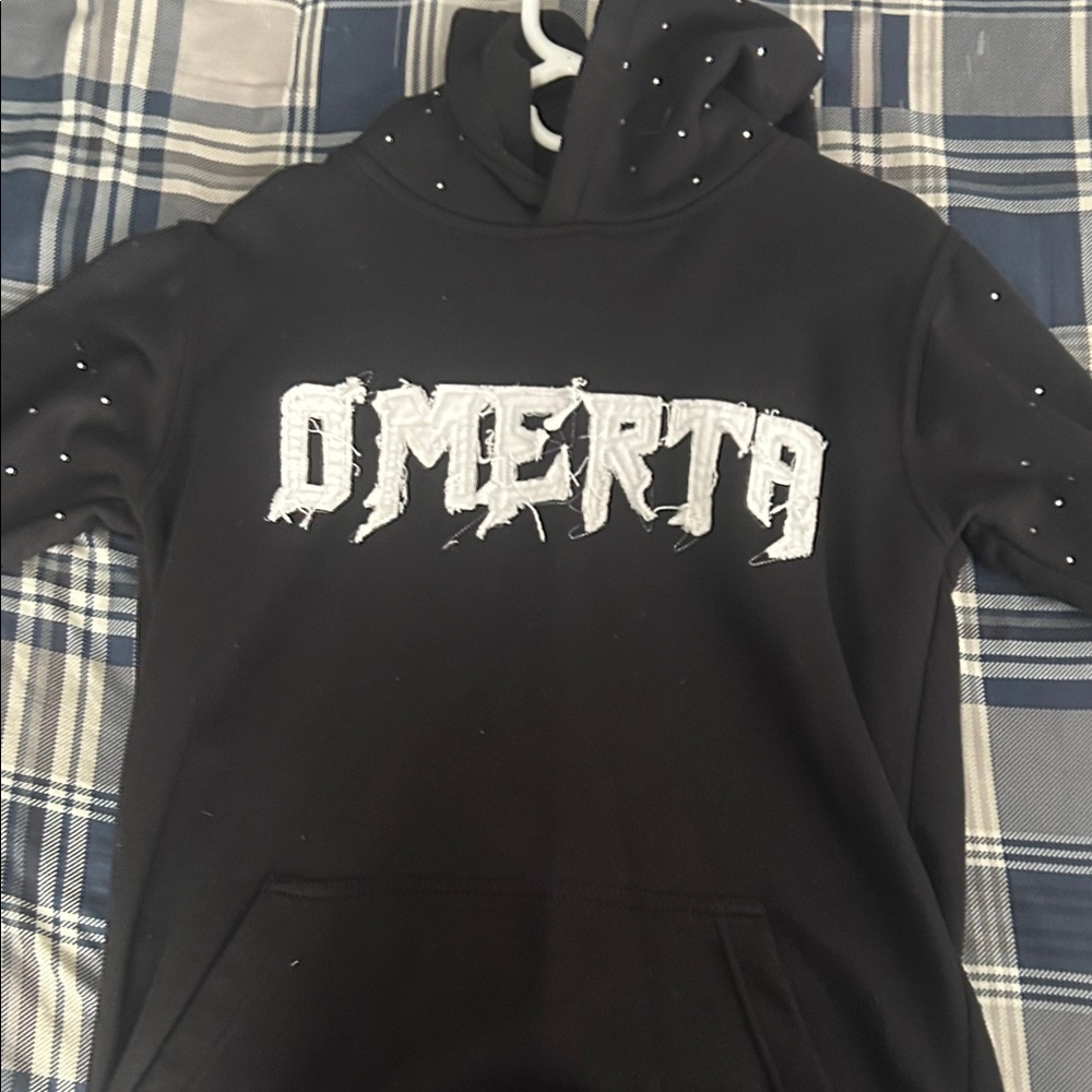 Black omerta sweatshirt.szM
